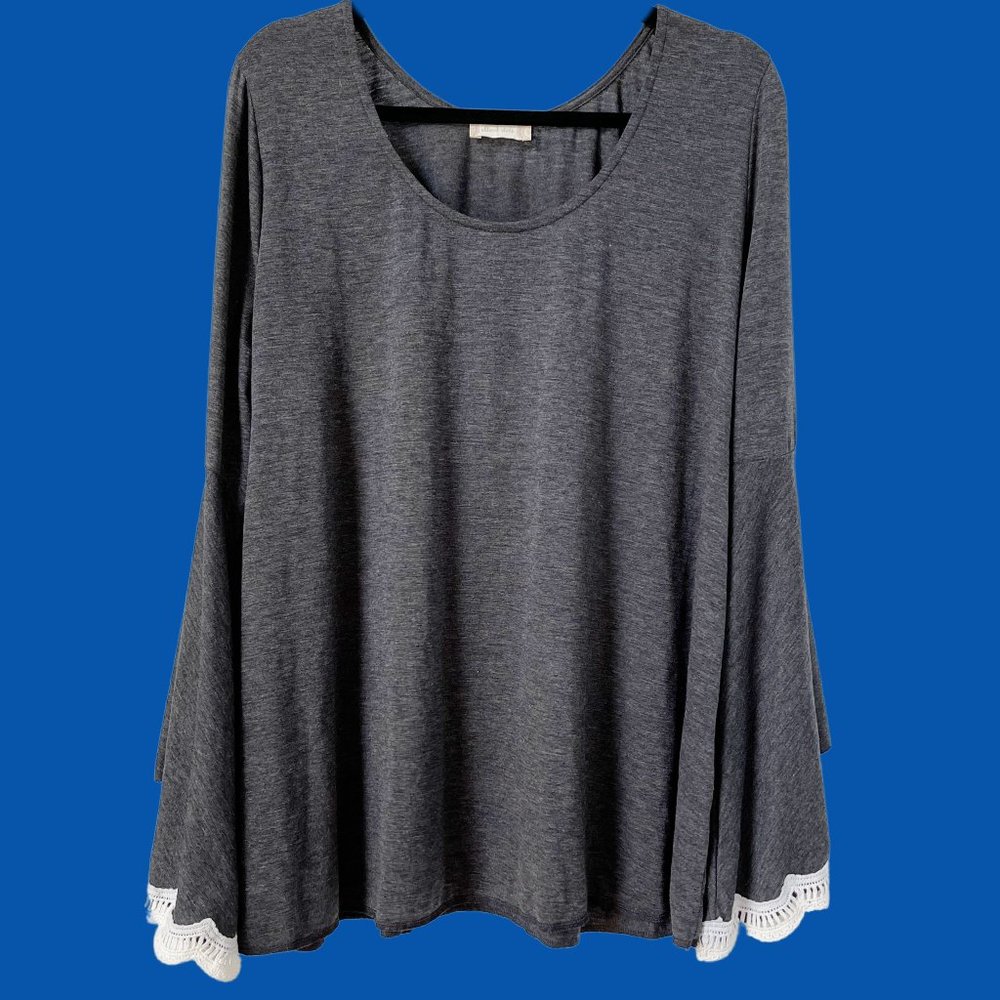 NWT Gray Altar'd State Top with Big Bell Sleeves Trimmed in White Croche… - Picture 3 of 3